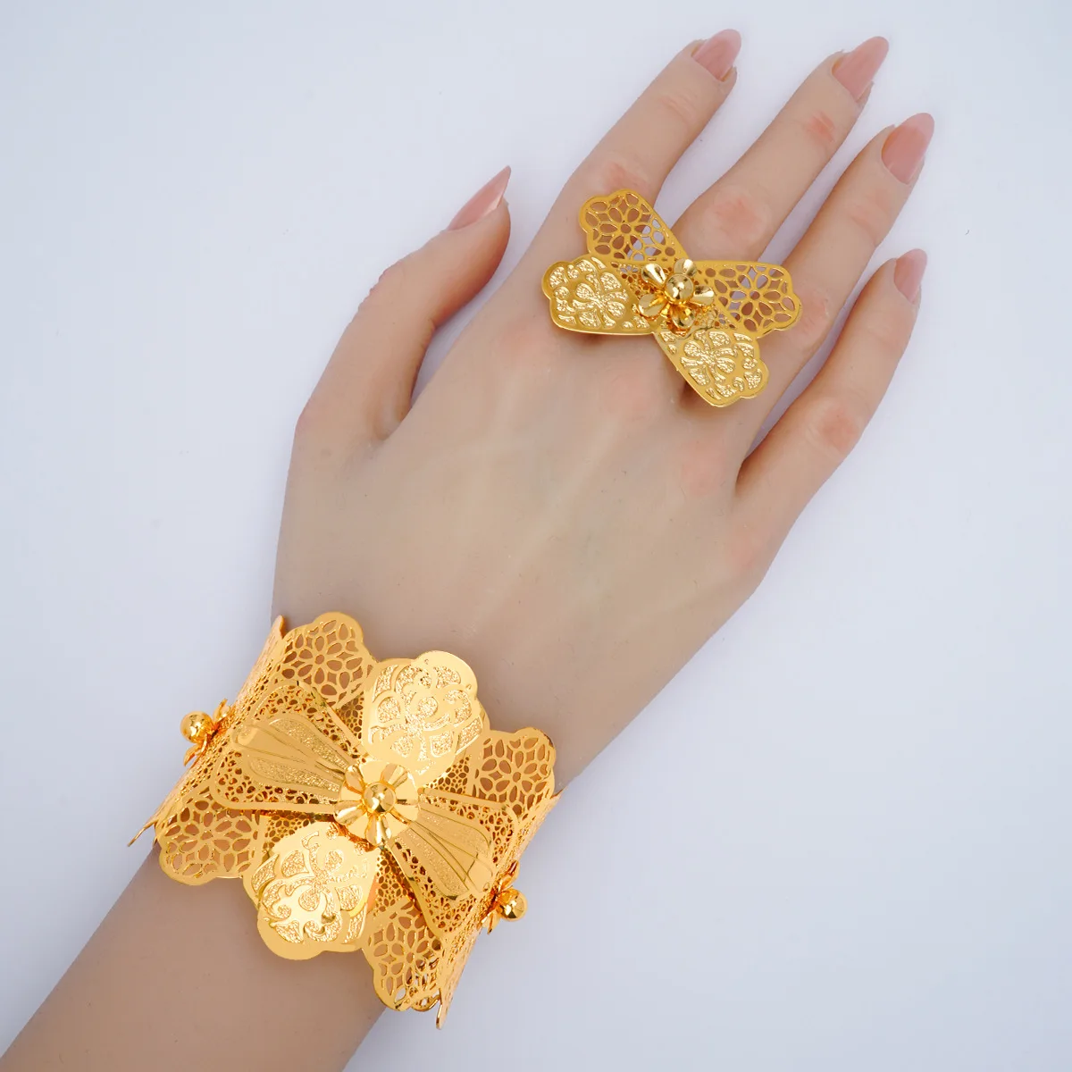New US Dubai Fashion 24K Gold Plated Bracelet Ring Delicate Engagement Party Jewelry Set for Lover 66666
New US Dubai Fashion 24K Gold Plated Bracelet Ring Delicate Engagement Party Jewelry Set for Lover 66666