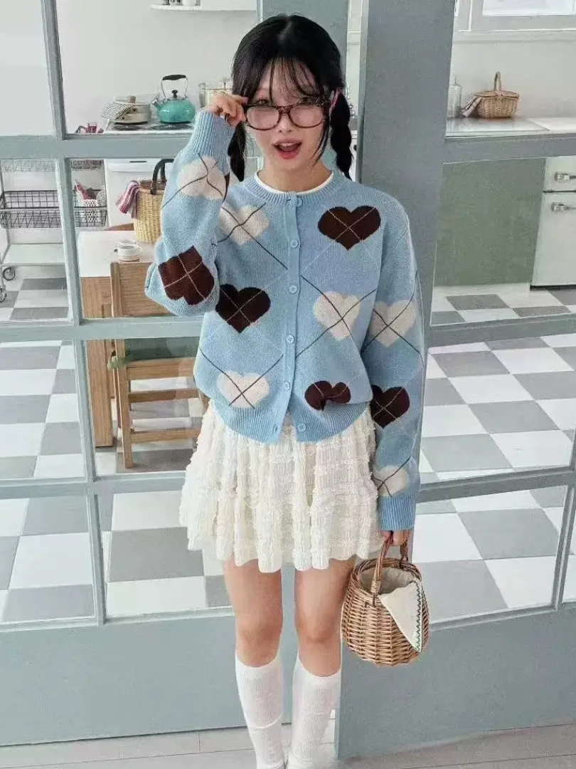 Autumn New Style Ageless Love Heart Knitted Long Sleeve Cardigan Sweater Outerwear Versatile Slimming Design for Women
Autumn New Style Ageless Love Heart Knitted Long Sleeve Cardigan Sweater Outerwear Versatile Slimming Design for Women