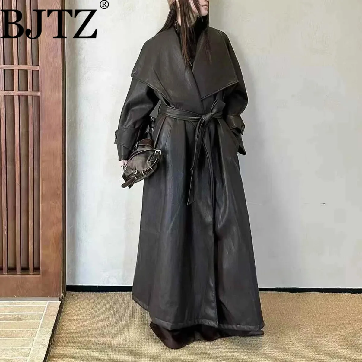 BJTZ винтажный женский плащ высокого качества, осень-зима 2022, новая повседневная шикарная куртка с поясом на талии и большими лацканами, кожаные карманы
BJTZ винтажный женский плащ высокого качества, осень-зима 2022, новая повседневная шикарная куртка с поясом на талии и большими лацканами, кожаные карманы