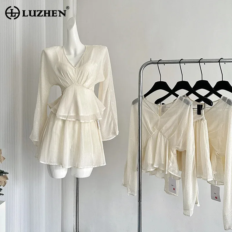 Роскошный однотонный пуловер LUZHEN с V-образным вырезом и длинным рукавом рубашки со складным подолом мини-юбка женские модные элегантные комплекты из двух частей AA1267
Роскошный однотонный пуловер LUZHEN с V-образным вырезом и длинным рукавом рубашки со складным подолом мини-юбка женские модные элегантные комплекты из двух частей AA1267