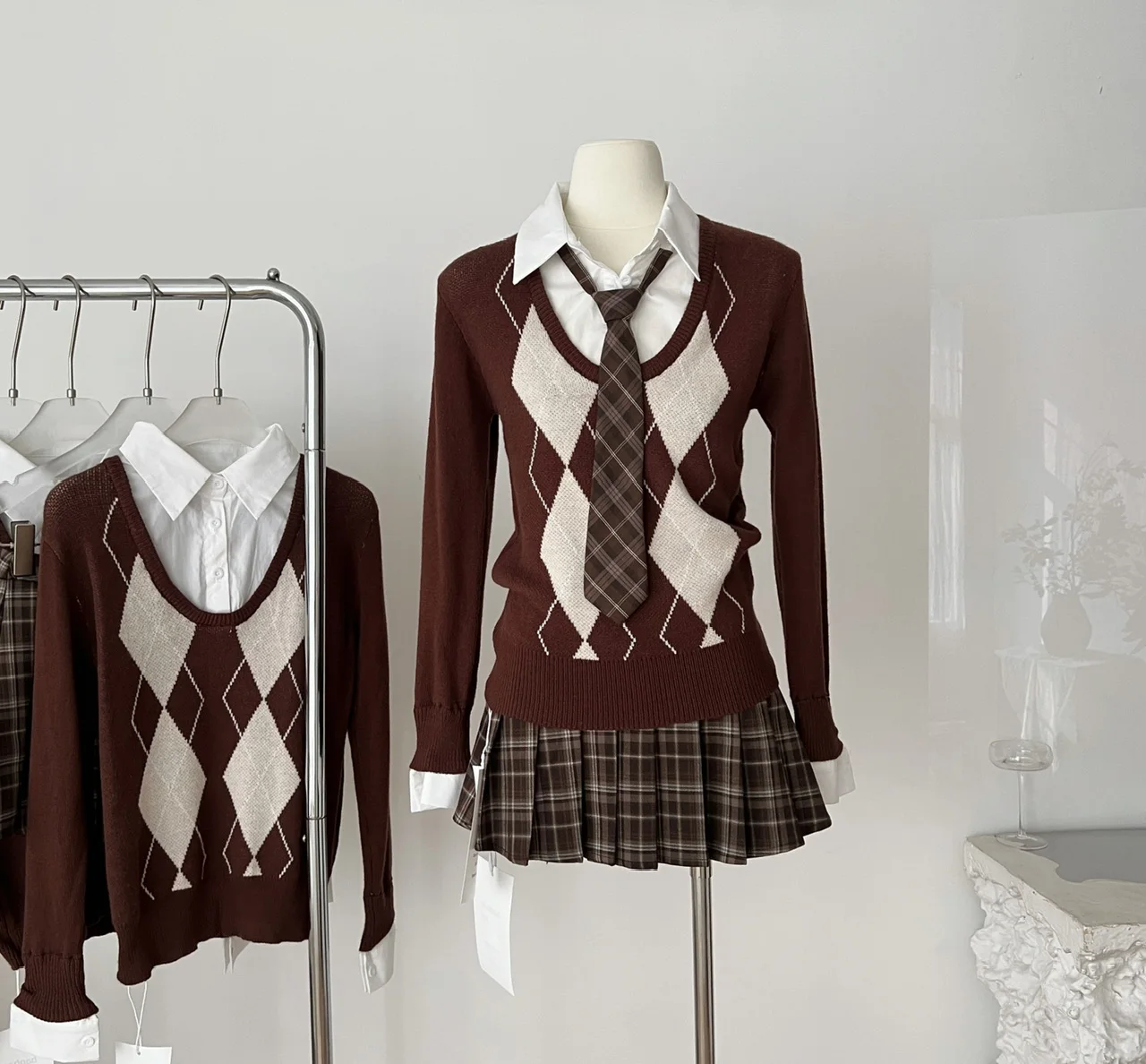 2025 Autumn Winter Women Korean Preppy Fake Two Pieces Pullovers Long Sleeve Cuddly Shirt Sweater Knitwear 2000s Aesthetic New
2025 Autumn Winter Women Korean Preppy Fake Two Pieces Pullovers Long Sleeve Cuddly Shirt Sweater Knitwear 2000s Aesthetic New