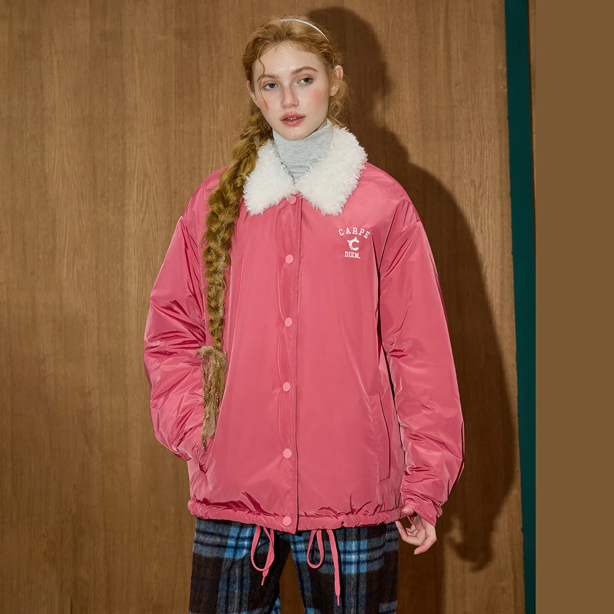 Зимняя женская американская винтажная парка 2025 года с меховым воротником, лоскутная куртка большого размера, рабочая одежда, пальто, утепленное шикарное пальто с хлопковой подкладкой
Зимняя женская американская винтажная парка 2025 года с меховым воротником, лоскутная куртка большого размера, рабочая одежда, пальто, утепленное шикарное пальто с хлопковой подкладкой