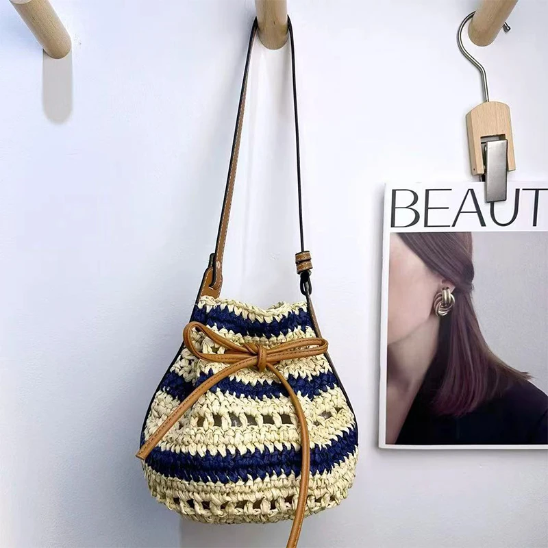 French Elegant Woven Handbag Niche Designer Crossbody Bag Fashion Neutral And Simple Style Bucket Bag Large Capacity Casual Bags
French Elegant Woven Handbag Niche Designer Crossbody Bag Fashion Neutral And Simple Style Bucket Bag Large Capacity Casual Bags