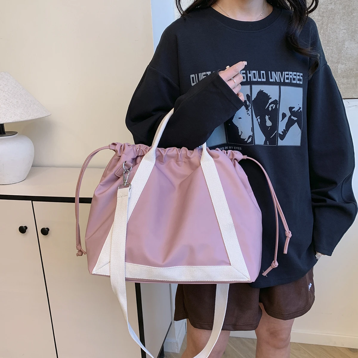 Женская нейлоновая сумка-ведро на шнурке, вместительная сумка-тоут с контрастной отделкой и ручками, повседневная сумка через плечо для работы, путешествий и на каждый день
Женская нейлоновая сумка-ведро на шнурке, вместительная сумка-тоут с контрастной отделкой и ручками, повседневная сумка через плечо для работы, путешествий и на каждый день