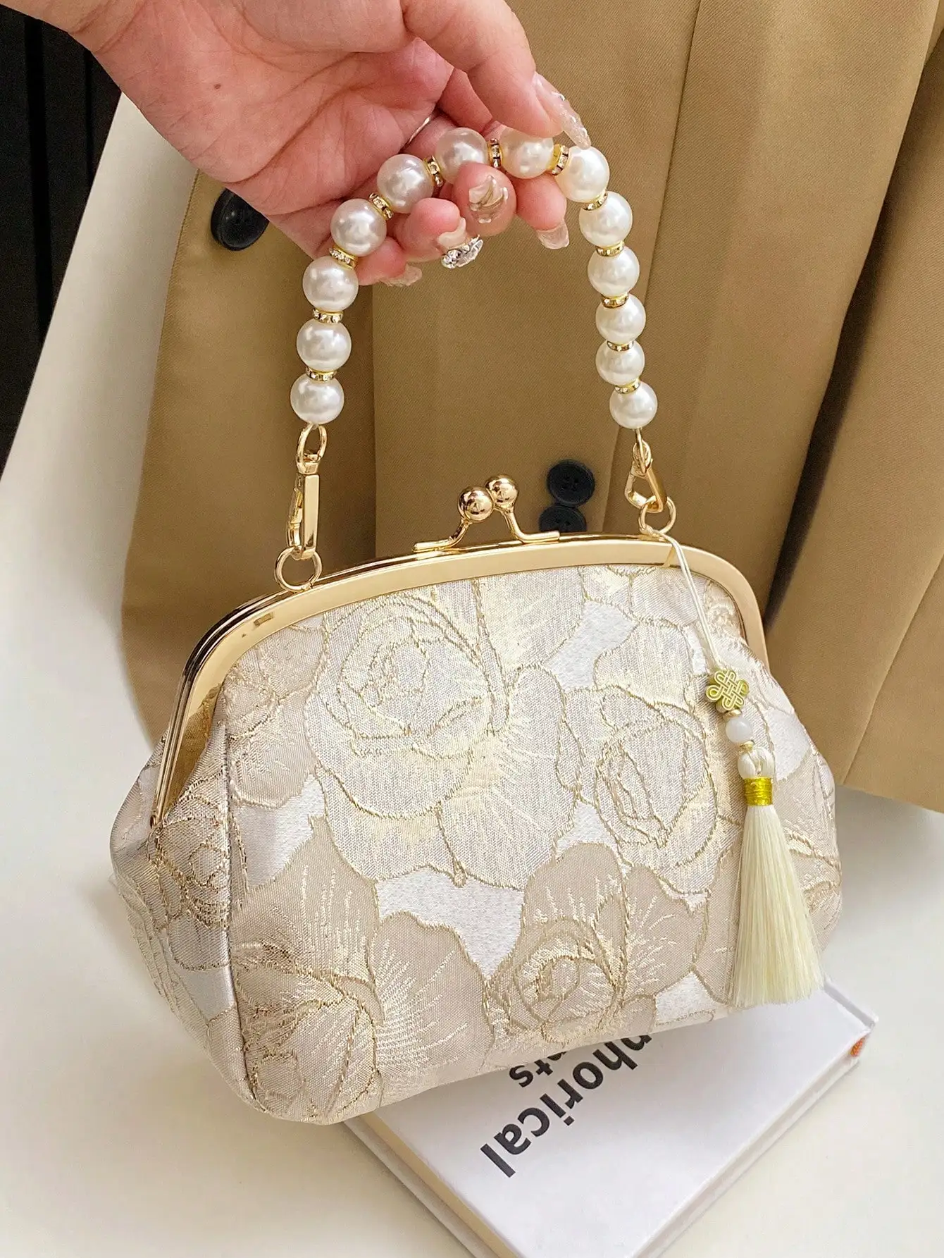 Elegant Pearl-Handle Floral Embroidered Clutch Bag for Evening Wedding Party
Elegant Pearl-Handle Floral Embroidered Clutch Bag for Evening Wedding Party