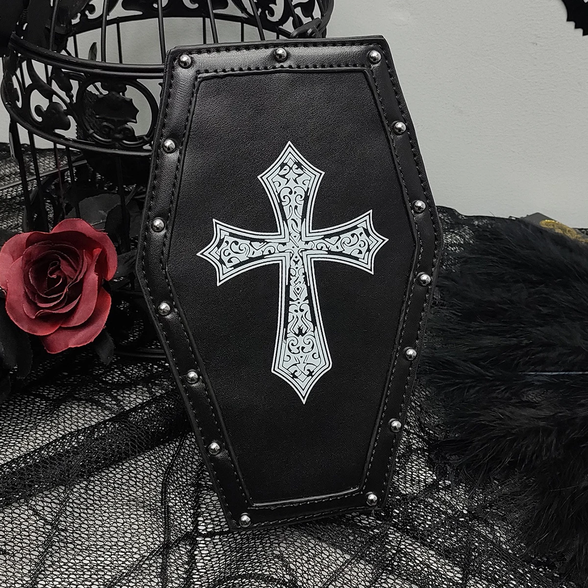 Готическая сумка через плечо в виде гроба с заклепками на Хэллоуин, модная сумка через плечо в стиле панк, кошелек для монет с нишевым дизайном
Готическая сумка через плечо в виде гроба с заклепками на Хэллоуин, модная сумка через плечо в стиле панк, кошелек для монет с нишевым дизайном