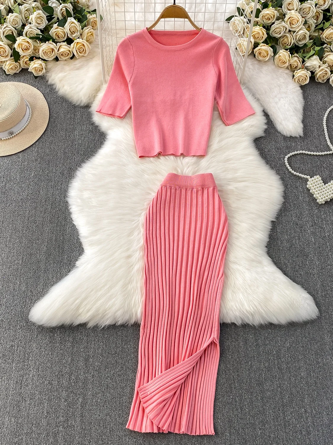 Корейский повседневный вязаный комплект из топа и юбки средней длины с эластичным эффектом, облегающий, с разрезом
Корейский повседневный вязаный комплект из топа и юбки средней длины с эластичным эффектом, облегающий, с разрезом