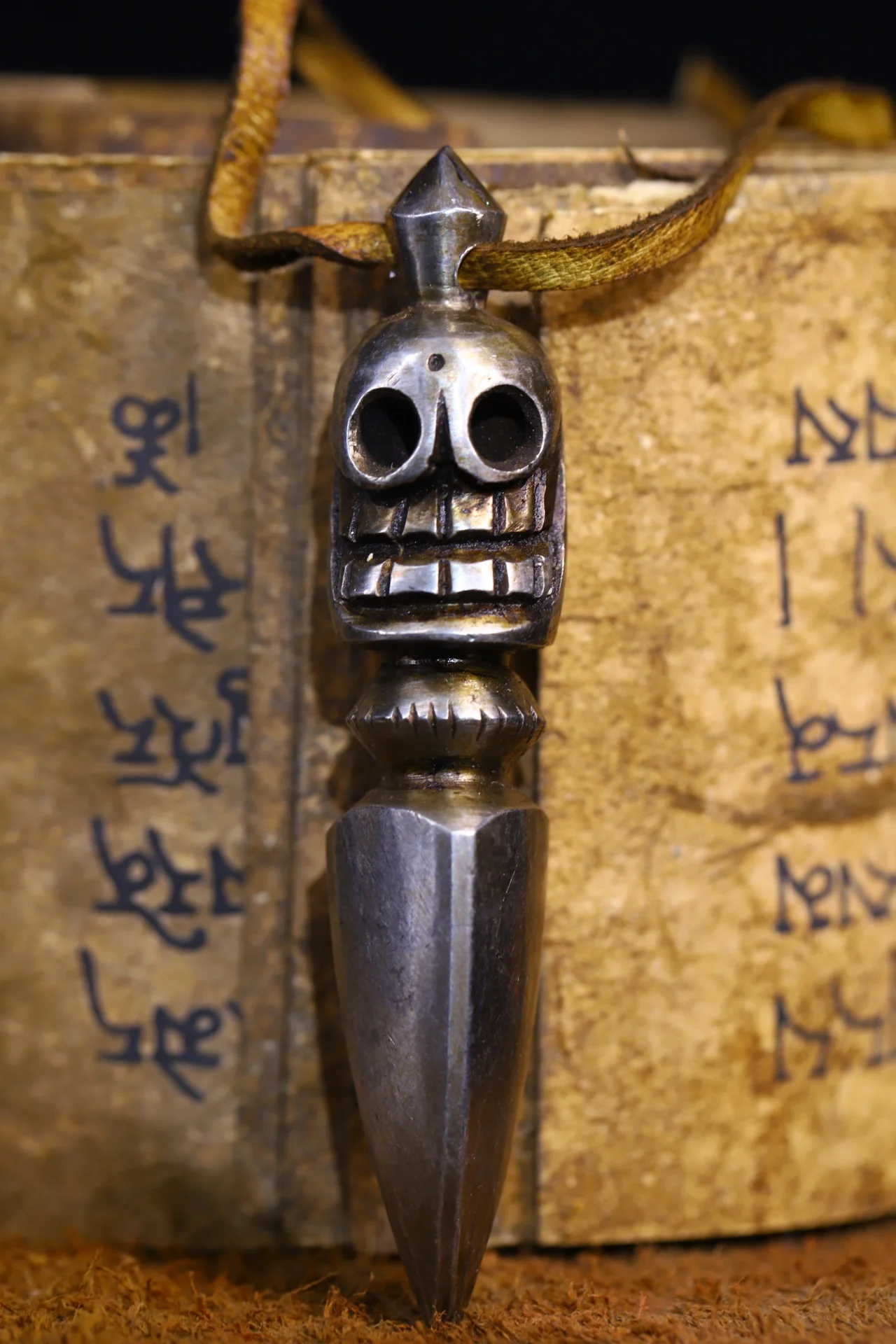 3"Tibetan Temple Collection Old Tiantie Cinnabar Skull Head Dorje Vajra Phurpa Pendant Amulet Dharma Town House Exorcism
3"Tibetan Temple Collection Old Tiantie Cinnabar Skull Head Dorje Vajra Phurpa Pendant Amulet Dharma Town House Exorcism