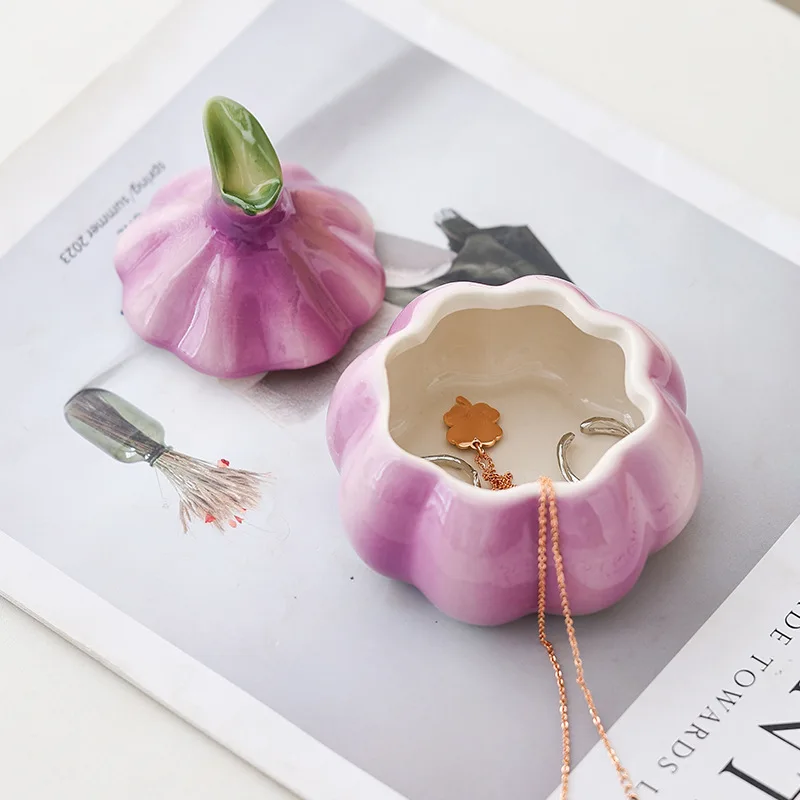Onion Ceramic Jewelry Box High-end Exquisite Creative Gift Pearl Necklace Ring Dressing Table Storage Jar With Lid Home Decor
Onion Ceramic Jewelry Box High-end Exquisite Creative Gift Pearl Necklace Ring Dressing Table Storage Jar With Lid Home Decor