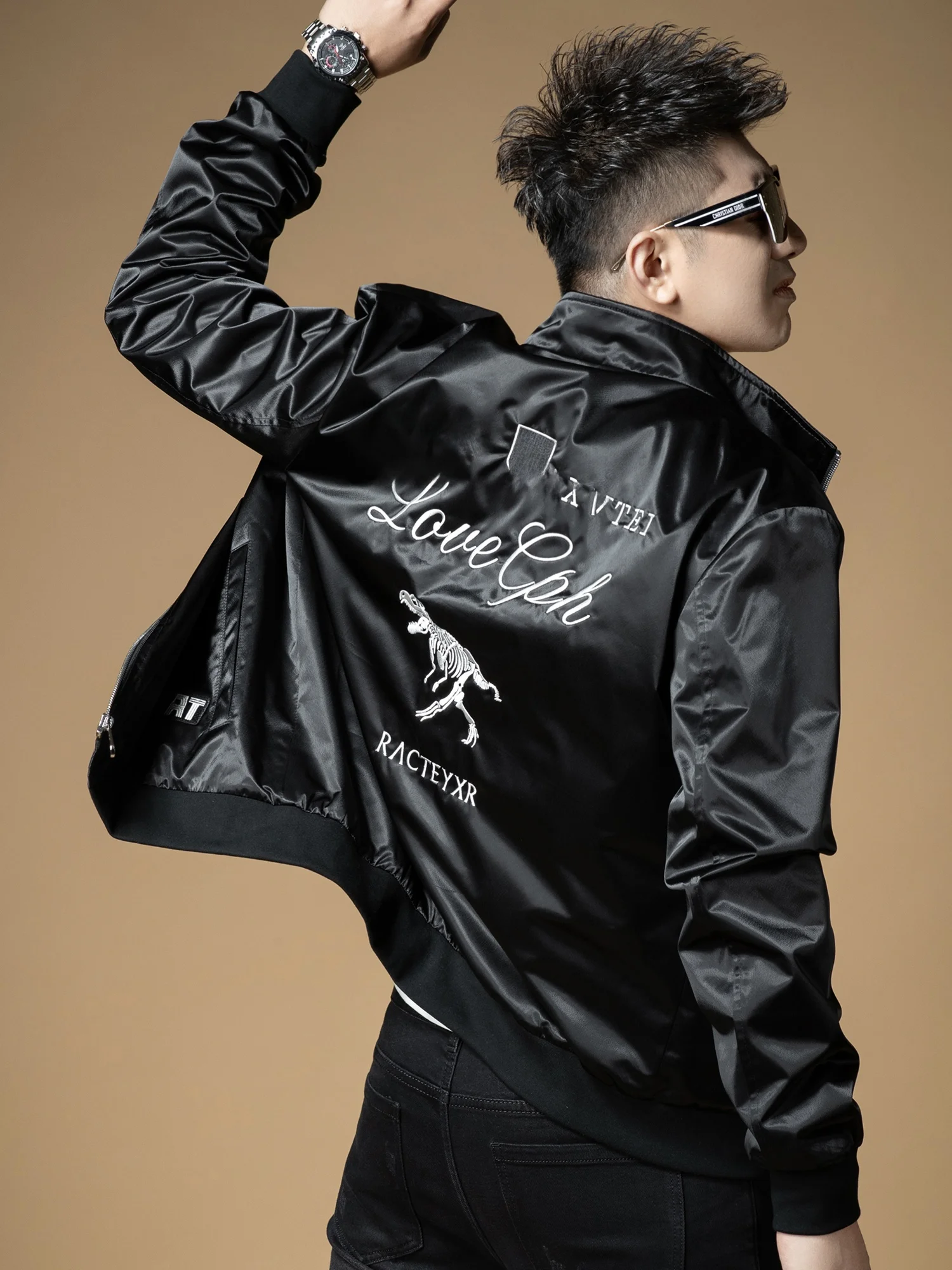 Мужская осенне-зимняя куртка 2026: Новинка, трендовый бренд, вышивка, хлопковая подкладка, воротник-стойка, теплая верхняя одежда, приталенный крой, длинный рукав.
Мужская осенне-зимняя куртка 2026: Новинка, трендовый бренд, вышивка, хлопковая подкладка, воротник-стойка, теплая верхняя одежда, приталенный крой, длинный рукав.