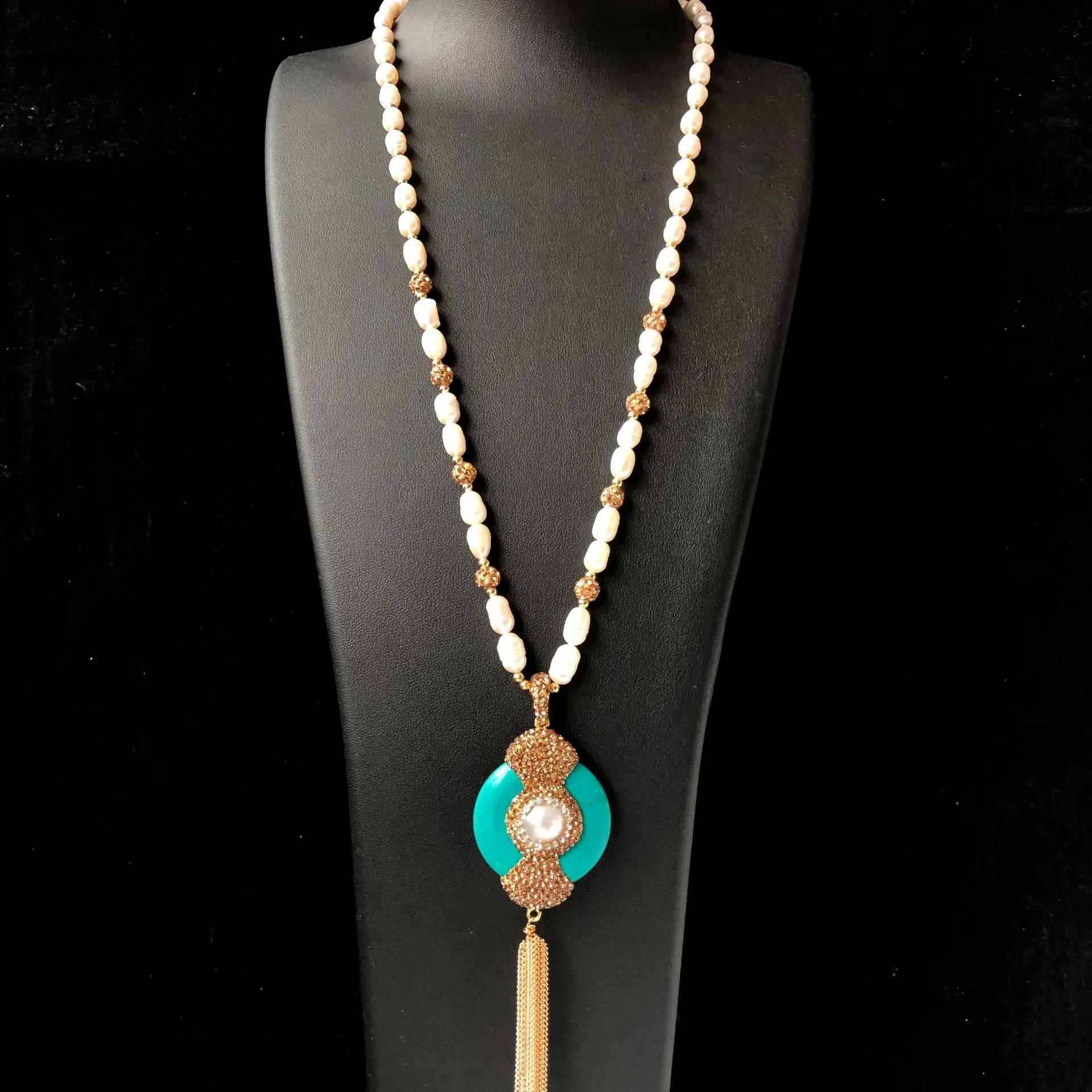 Natural freshwater pearl necklace green pine fringed safety buckle pendant necklace fashionable daily versatile models directly
Natural freshwater pearl necklace green pine fringed safety buckle pendant necklace fashionable daily versatile models directly