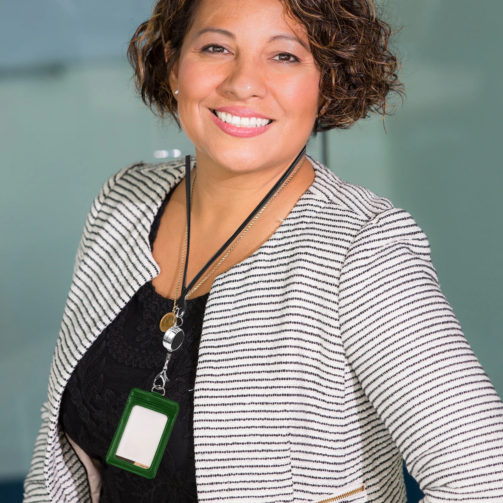 Прочный выдвижной ремешок для пропуска, удостоверения личности, студенческого билета, держатель для телефона, идеально подходит для ежедневных поездок на работу и учебу.
Прочный выдвижной ремешок для пропуска, удостоверения личности, студенческого билета, держатель для телефона, идеально подходит для ежедневных поездок на работу и учебу.