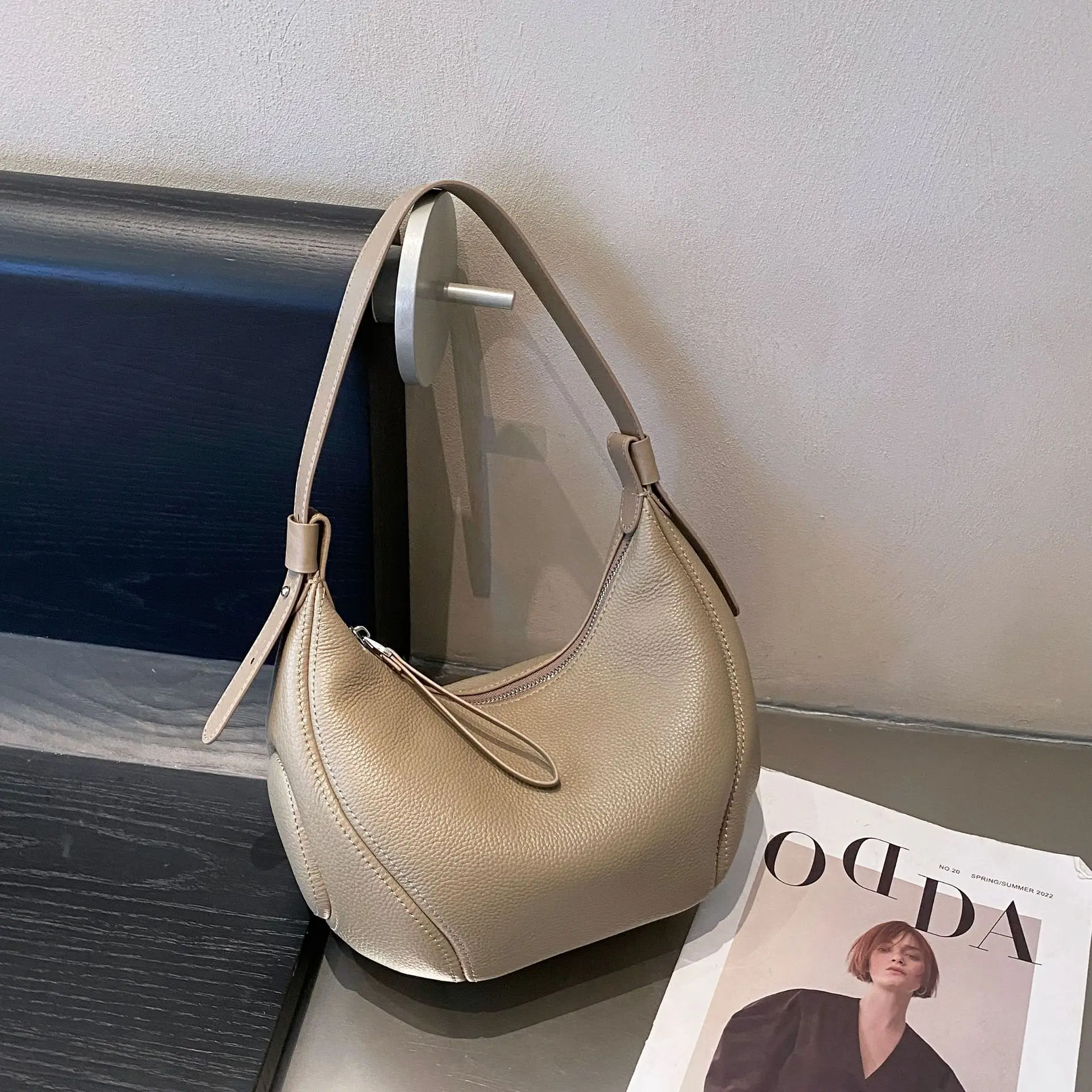 Crushed Full-Grain Leather Women's Shoulder Crossbody & Underarm Tote - Soft Leather Commuting Bag for Western Markets
Crushed Full-Grain Leather Women's Shoulder Crossbody & Underarm Tote - Soft Leather Commuting Bag for Western Markets