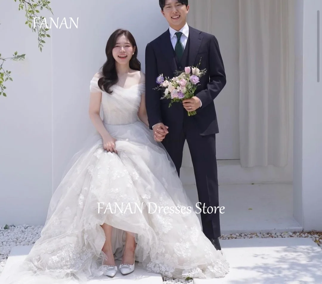 FANAN Korea Elegant Ivory Strapless A-Line Wedding Dresses 웨딩드레스 Off the Shoulder Lace Tulle Custom Made Bride Gowns Plus Size
FANAN Korea Elegant Ivory Strapless A-Line Wedding Dresses 웨딩드레스 Off the Shoulder Lace Tulle Custom Made Bride Gowns Plus Size