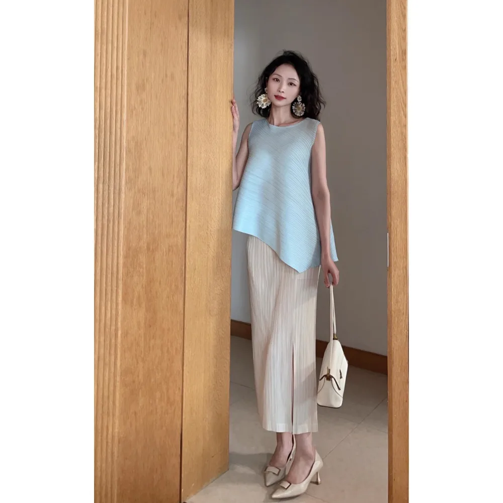 Miyake Pleated Irregular Round Neck Sleeveless T-shirt 2025 Summer New Casual Loose Fold Top Design Sense Niche Pleats T-shirt
Miyake Pleated Irregular Round Neck Sleeveless T-shirt 2025 Summer New Casual Loose Fold Top Design Sense Niche Pleats T-shirt