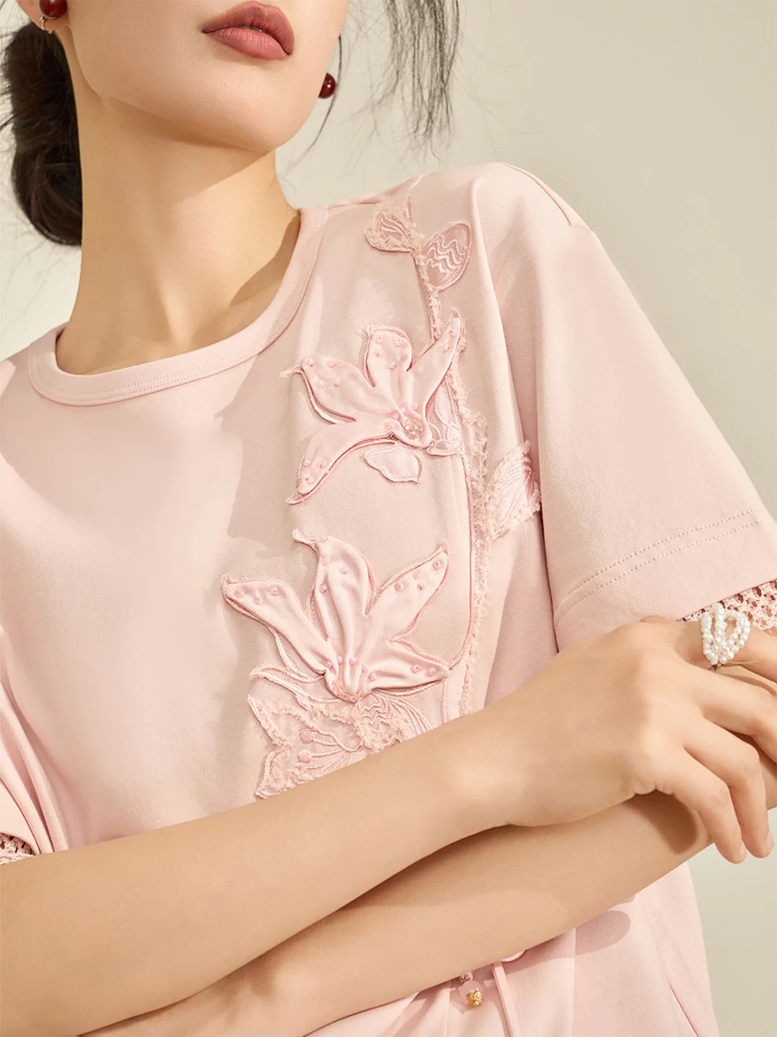 Flowing Era Women's Casual Loose Fit Short Sleeve T-shirt Embroidered Floral Design Breathable Comfortable Spring Fashion
Flowing Era Women's Casual Loose Fit Short Sleeve T-shirt Embroidered Floral Design Breathable Comfortable Spring Fashion