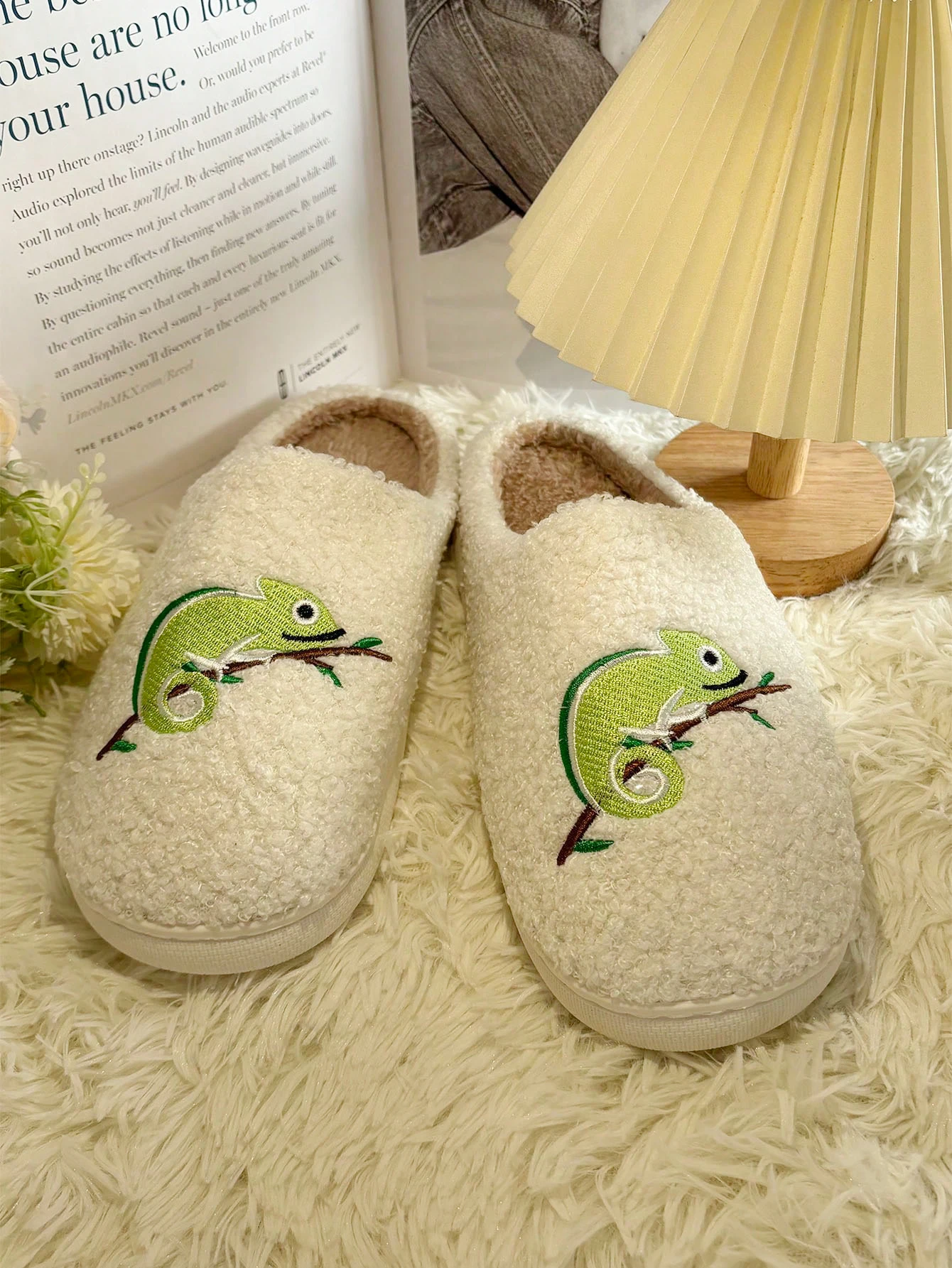 Fashionable animal, comfortable and cute fabric, cartoon chameleon, fine fleece lining, women's home slippers, anti-slip for win
Fashionable animal, comfortable and cute fabric, cartoon chameleon, fine fleece lining, women's home slippers, anti-slip for win