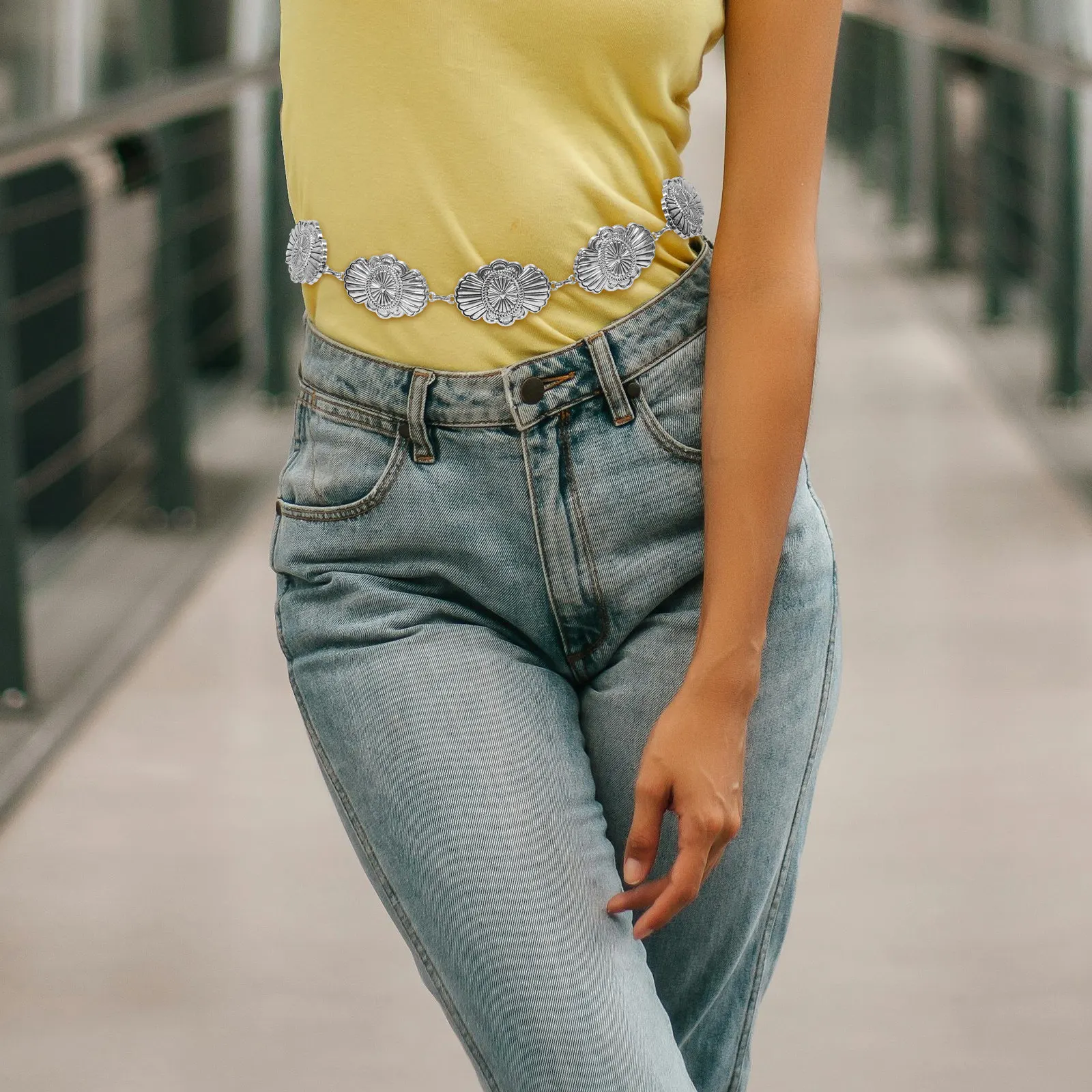 Women's Metal Concho Chain Belt Boho Western Waist Chain Adjustable for Dresses Jeans Country Concert Outfit Cowgirl Style Belt
Women's Metal Concho Chain Belt Boho Western Waist Chain Adjustable for Dresses Jeans Country Concert Outfit Cowgirl Style Belt