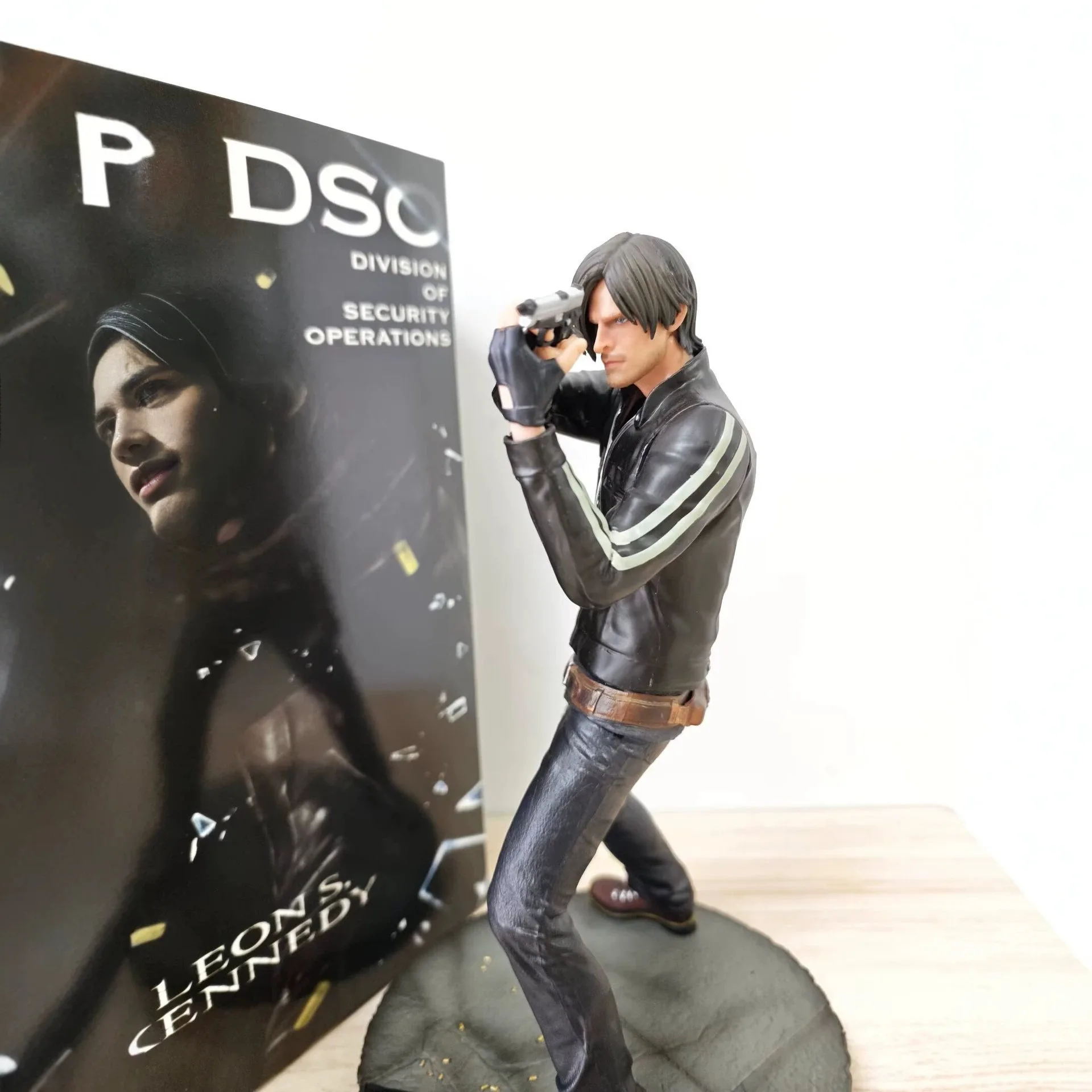 30cm Collectible Action Figure Statue Res Evil 6 Leon Kennedy 1/6 Middle Aged For Game Fans Home Desktop Display Birthday Gift
30cm Collectible Action Figure Statue Res Evil 6 Leon Kennedy 1/6 Middle Aged For Game Fans Home Desktop Display Birthday Gift