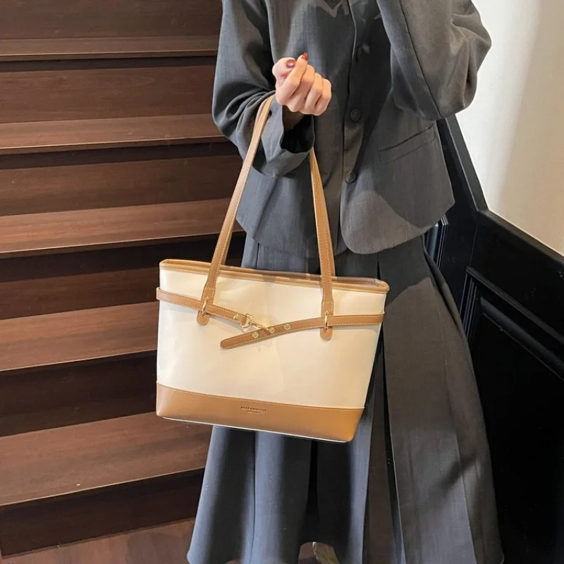 Fashionable Ladies Crossbody-Bag Crafted From Sturdy Leather Featuring Classic Paris Style And High-End Look  
Fashionable Ladies Crossbody-Bag Crafted From Sturdy Leather Featuring Classic Paris Style And High-End Look 