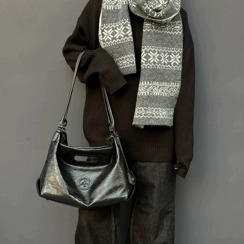 Summer new tote bag with large capacity and simple commuting cowhide carrying shoulder soft bag
Summer new tote bag with large capacity and simple commuting cowhide carrying shoulder soft bag