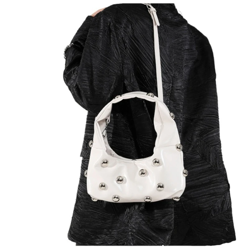 Korea handheld personalized bag senior sense of light luxury niche design ornament inlays fashion single shoulder armpit bags
Korea handheld personalized bag senior sense of light luxury niche design ornament inlays fashion single shoulder armpit bags