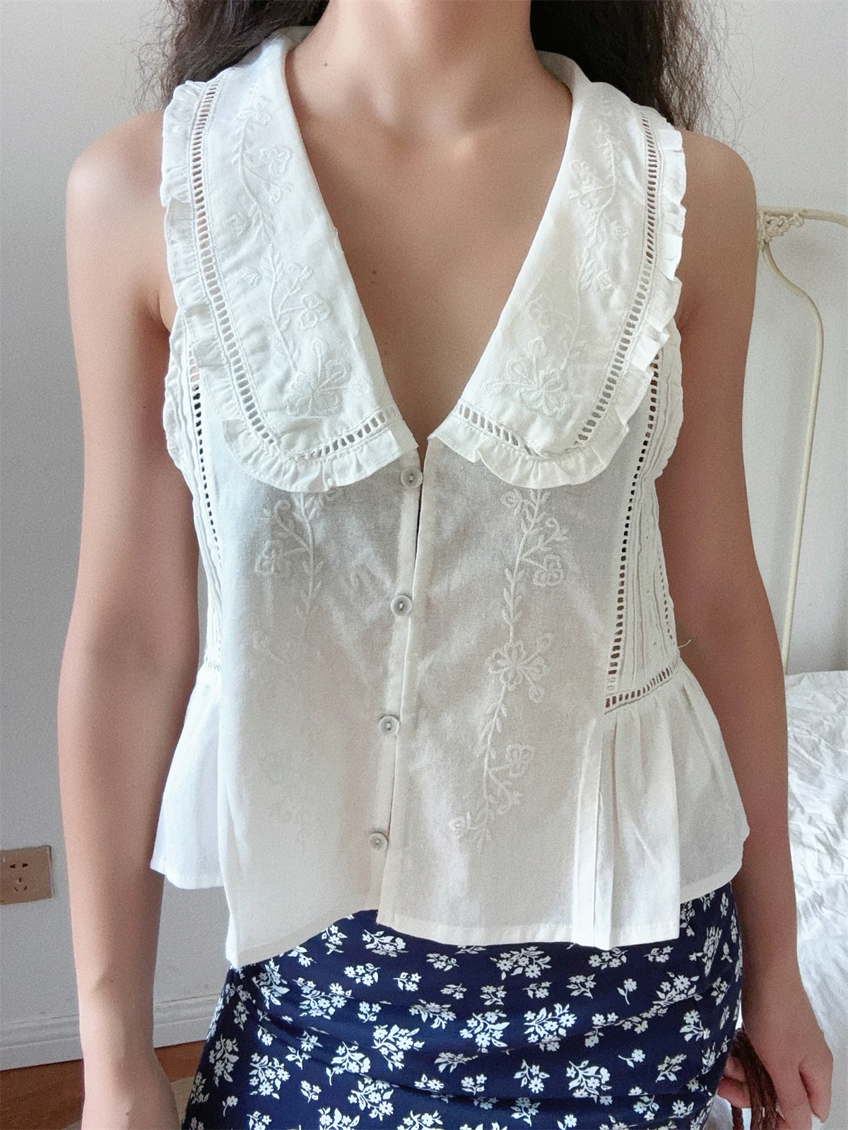 DADANA Embroidered Doll Collar Vest Hollow out Sleeveless Top Romantic Girl Style Breathable Skin-Friendly Summer Shirt
DADANA Embroidered Doll Collar Vest Hollow out Sleeveless Top Romantic Girl Style Breathable Skin-Friendly Summer Shirt