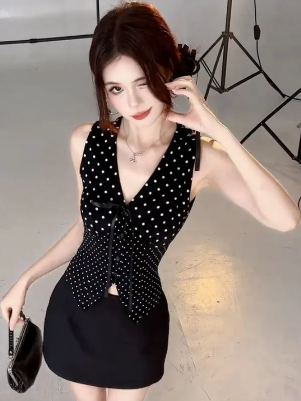 Black Polka Dot V-Neck Sleeveless Vest And Skirt Two-Piece Set Women's Summer Fashion Slimming Outfit Hot Girl Style
Black Polka Dot V-Neck Sleeveless Vest And Skirt Two-Piece Set Women's Summer Fashion Slimming Outfit Hot Girl Style