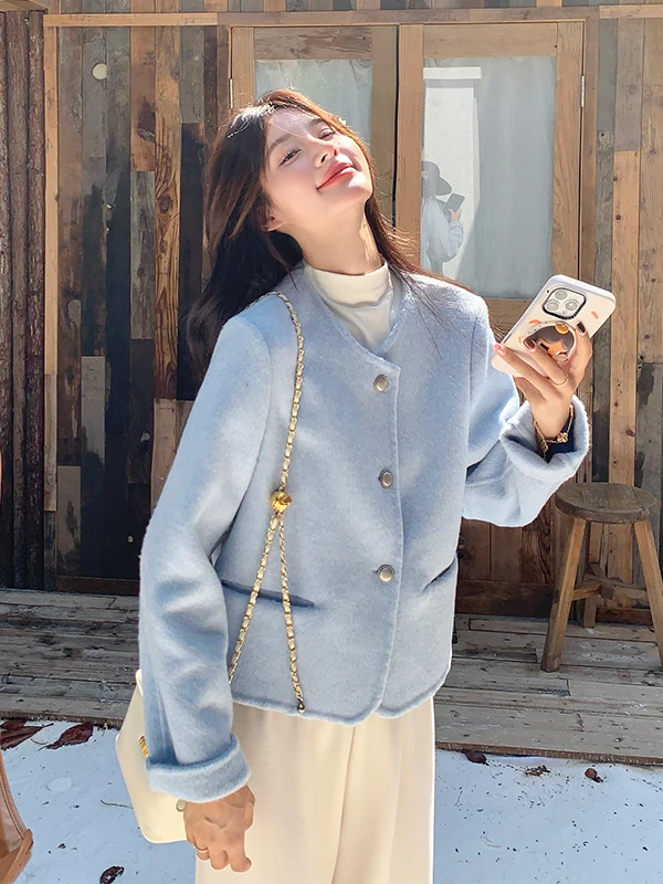 Светло-голубое двустороннее шерстяное пальто для женщин в корейском стиле, утепленное, с длинными рукавами, круглым вырезом и одной пуговицей, для повседневной носки
Светло-голубое двустороннее шерстяное пальто для женщин в корейском стиле, утепленное, с длинными рукавами, круглым вырезом и одной пуговицей, для повседневной носки