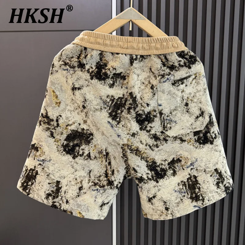HKSH Черные трюфельные жаккардовые летние быстросохнущие льняные дышащие шорты Мужские пляжные шорты средней длины Шикарные капри HK4751
HKSH Черные трюфельные жаккардовые летние быстросохнущие льняные дышащие шорты Мужские пляжные шорты средней длины Шикарные капри HK4751