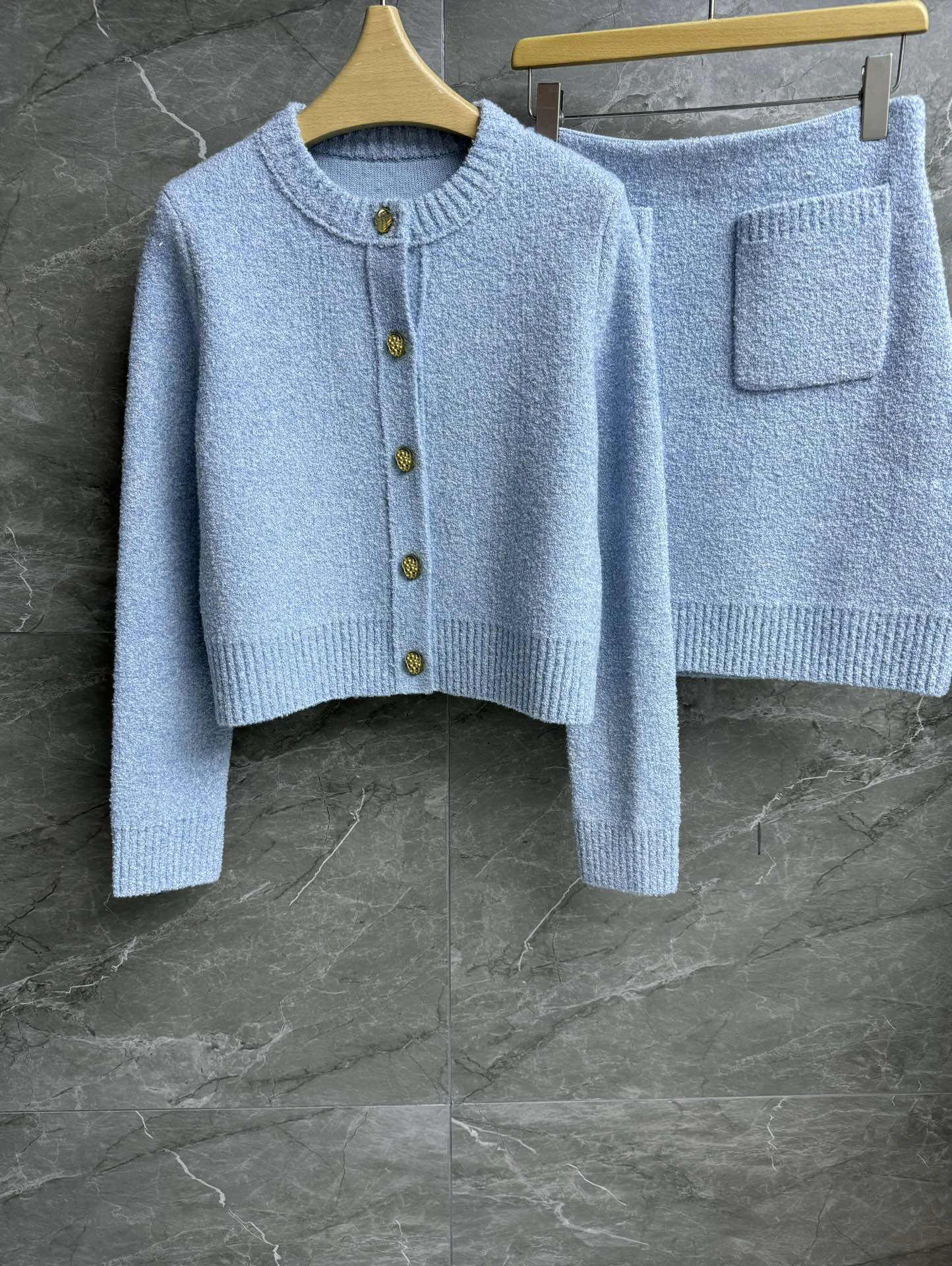 Woolen suit Single-breasted design Fashionable temperament Slim and thin Soft and comfortable 2025 spring women's new hot
Woolen suit Single-breasted design Fashionable temperament Slim and thin Soft and comfortable 2025 spring women's new hot