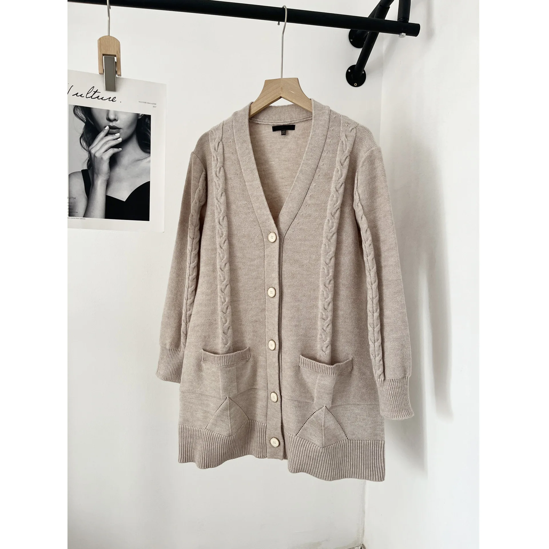 Autumn and winter new wool-blend twisted V-neck pocket knitted cardigan sweater short jacket women 16A
Autumn and winter new wool-blend twisted V-neck pocket knitted cardigan sweater short jacket women 16A