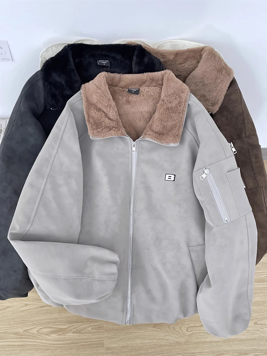 Мужская и женская зимняя утепленная куртка из искусственной кожи с флисовой подкладкой, теплая байкерская куртка, верхняя одежда, модный американский бренд
Мужская и женская зимняя утепленная куртка из искусственной кожи с флисовой подкладкой, теплая байкерская куртка, верхняя одежда, модный американский бренд