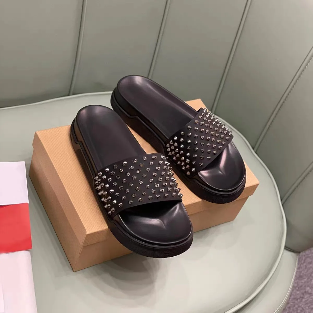 Мужские и женские шлепанцы из лакированной кожи на платформе с серебряными заклепками, массивной подошвой, без застежек, в дерзком панк-стиле, для пляжа
Мужские и женские шлепанцы из лакированной кожи на платформе с серебряными заклепками, массивной подошвой, без застежек, в дерзком панк-стиле, для пляжа