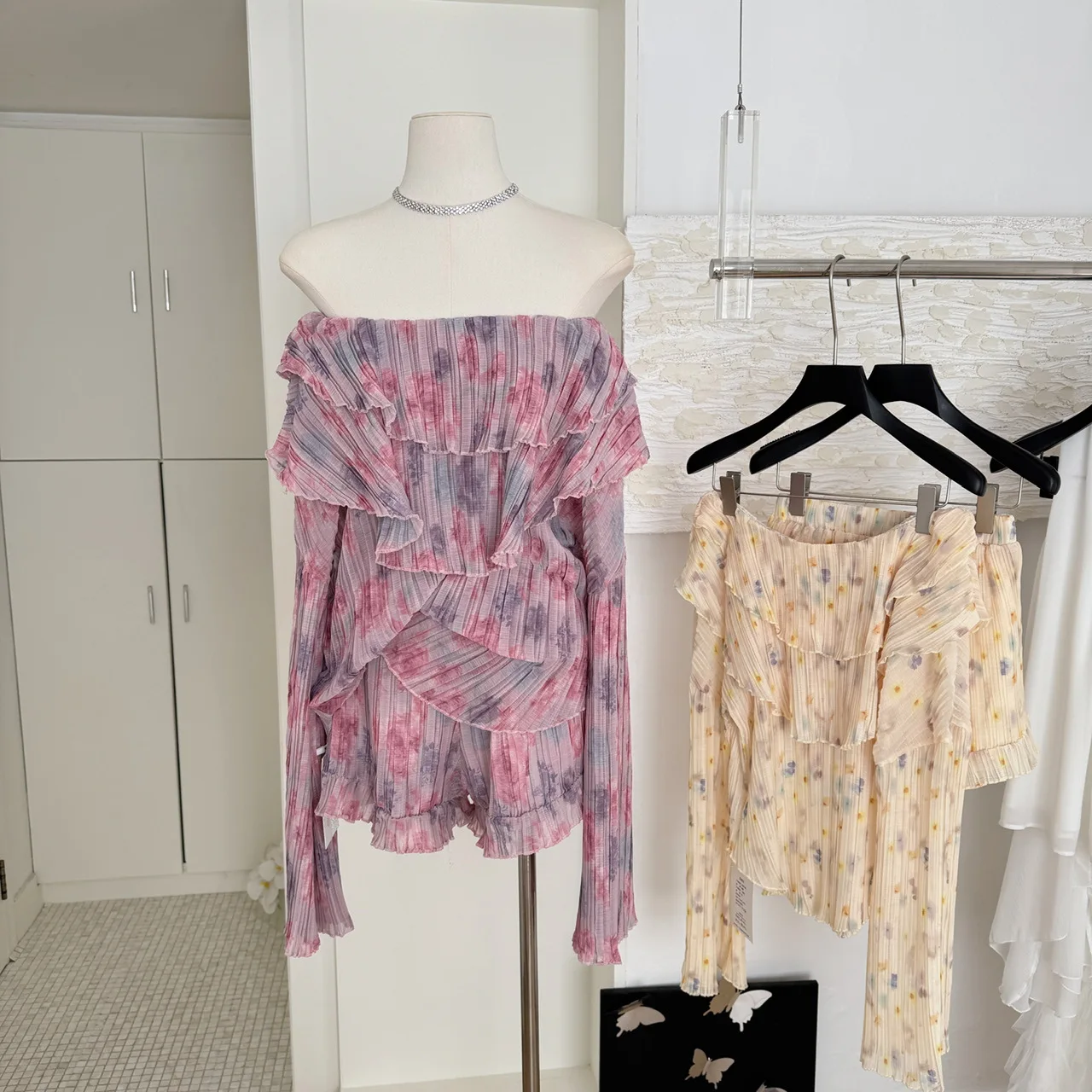 Floral suit for women in spring and autumn one-shoulder chiffon shirt high waist shorts two-piece set
Floral suit for women in spring and autumn one-shoulder chiffon shirt high waist shorts two-piece set