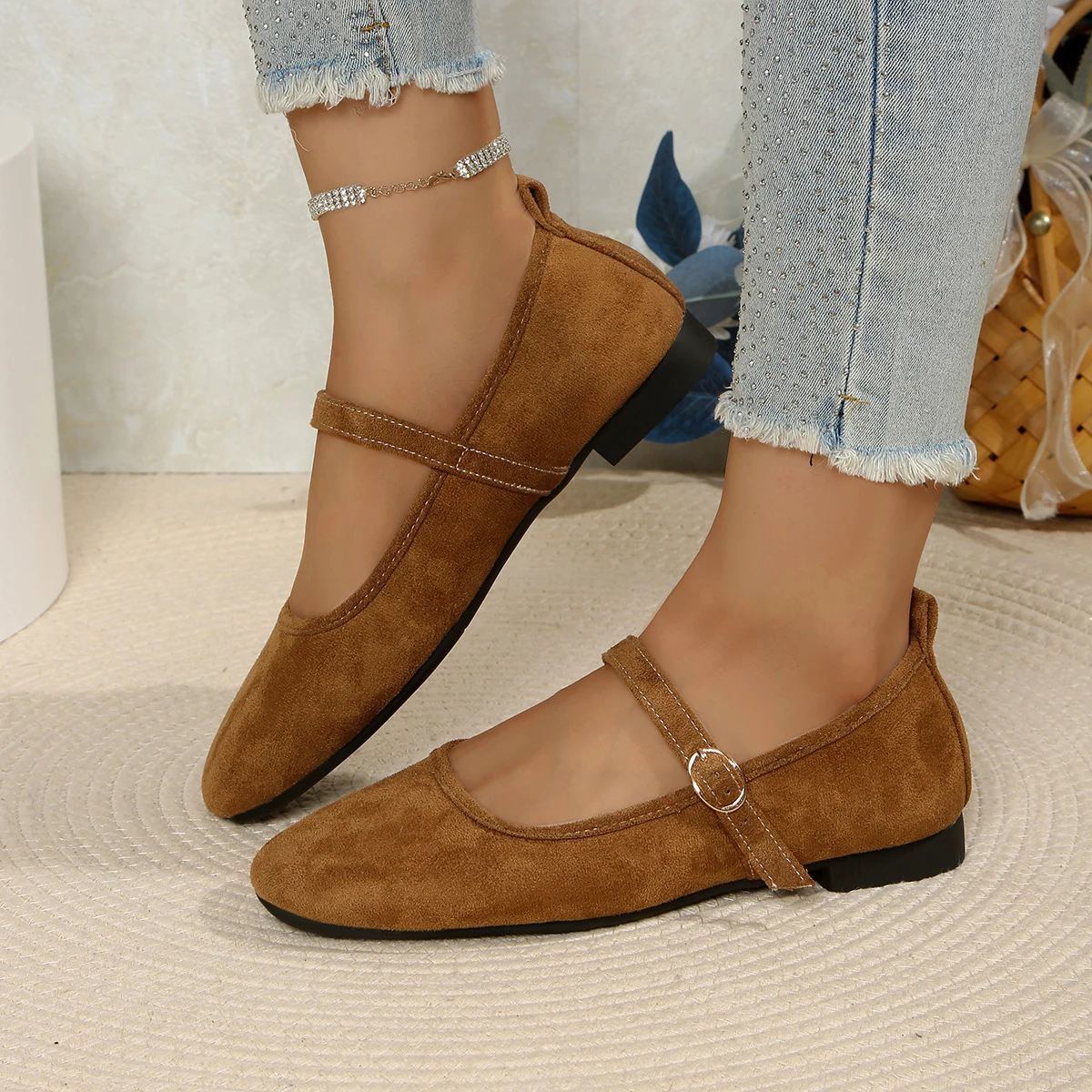 The new loafers with a single-strap solid color, simple campus style, comfortable, casual and versatile women's shoes
The new loafers with a single-strap solid color, simple campus style, comfortable, casual and versatile women's shoes