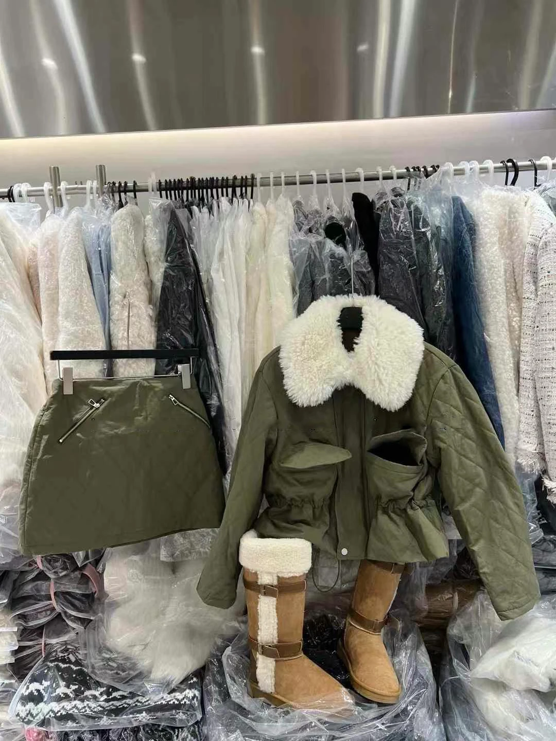 Корейский ретро-комплект: куртка с цветными вставками и юбка, женский зимний модный универсальный хлопковый пальто-двойка средней длины
Корейский ретро-комплект: куртка с цветными вставками и юбка, женский зимний модный универсальный хлопковый пальто-двойка средней длины