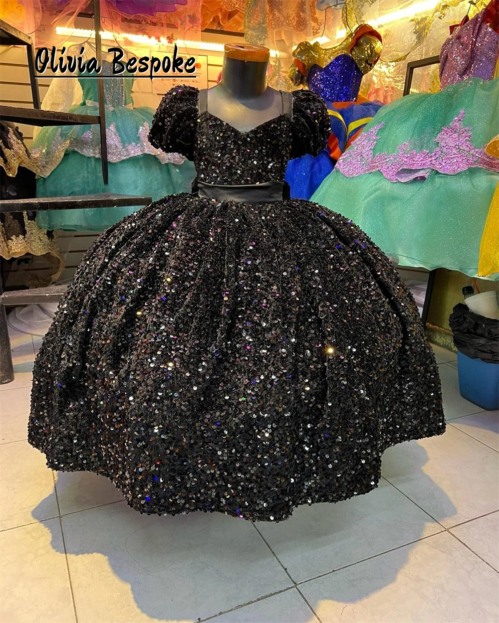Блестящие черные платья Quinceanera с пайетками и короткими рукавами, бальное платье с бантом, роскошное платье на день рождения 2025 года для девочек 15 лет по индивидуальному заказу
Блестящие черные платья Quinceanera с пайетками и короткими рукавами, бальное платье с бантом, роскошное платье на день рождения 2025 года для девочек 15 лет по индивидуальному заказу