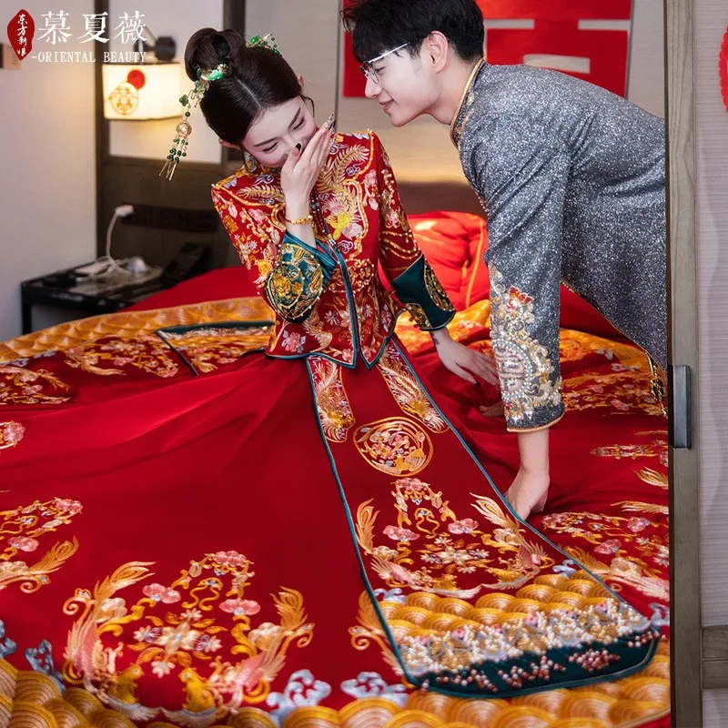 New Chinese-style wedding dress with color-blocking embroidery dragon and phoenix gown toasting attire
New Chinese-style wedding dress with color-blocking embroidery dragon and phoenix gown toasting attire