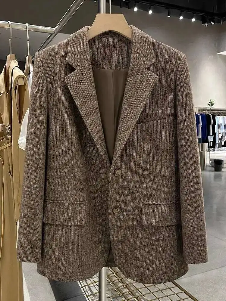 Suit Retro Woolen Jacket Women Long Sleeves Singel Breasted Brown Color Pocket Chic Blazers Office Lady Clothing 2WS9Z
Suit Retro Woolen Jacket Women Long Sleeves Singel Breasted Brown Color Pocket Chic Blazers Office Lady Clothing 2WS9Z