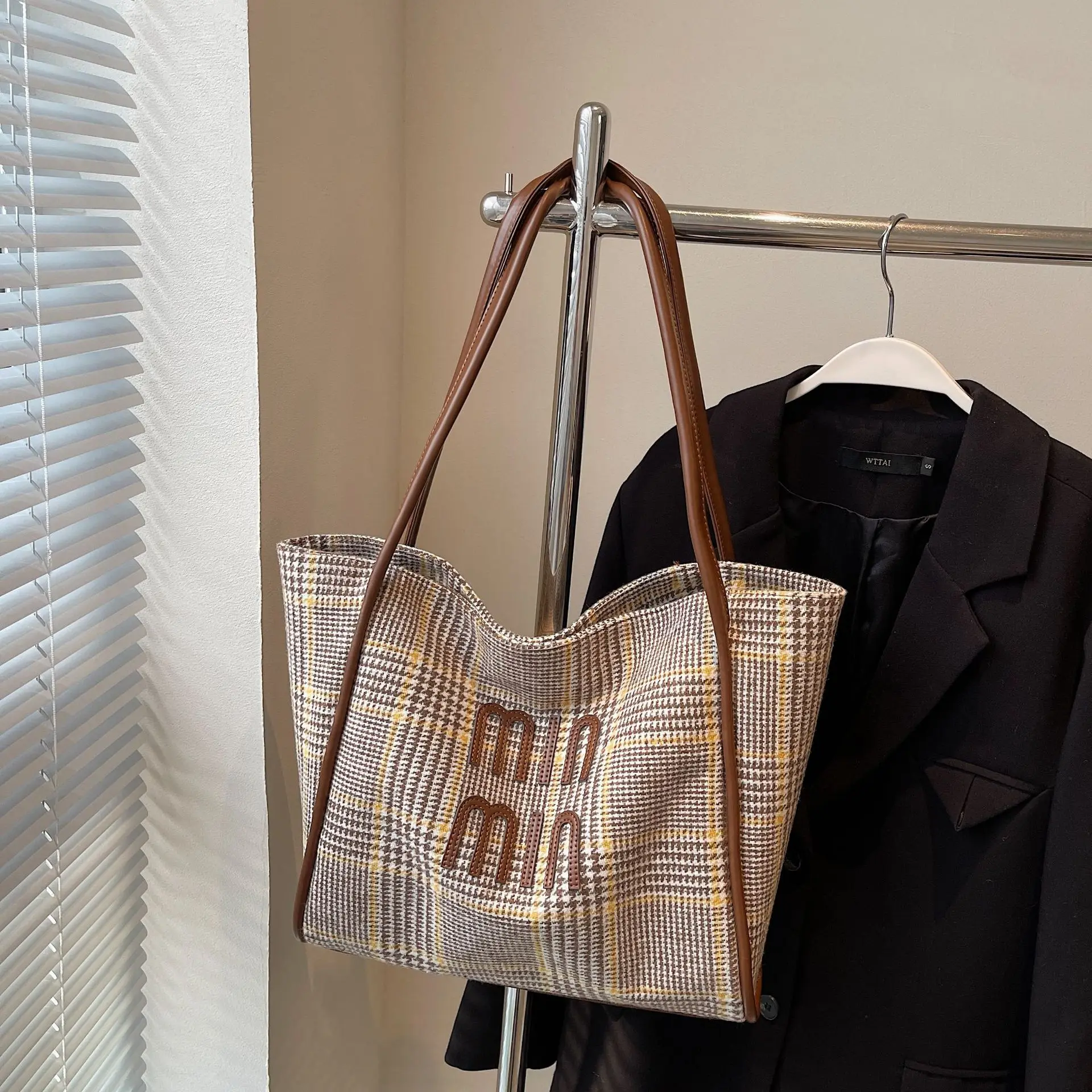 2025 Winter Plaid Tote Bag for Women - Spacious Korean Style Shoulder Bag, Trendy Crossbody Clutch for Work & Casual
2025 Winter Plaid Tote Bag for Women - Spacious Korean Style Shoulder Bag, Trendy Crossbody Clutch for Work & Casual