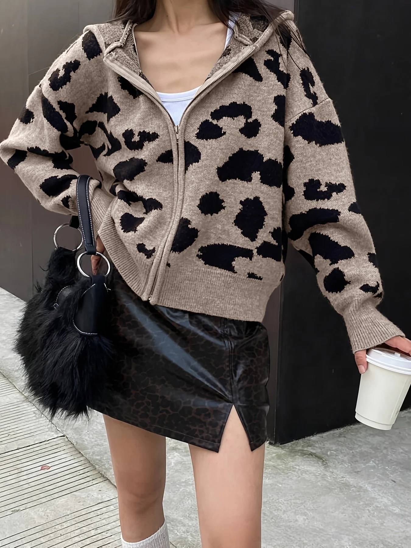 Women's Leopard Print Hooded Knit Cardigan Zip Up Long Sleeve Loose Fit Casual Streetwear Sweater Jacket
Women's Leopard Print Hooded Knit Cardigan Zip Up Long Sleeve Loose Fit Casual Streetwear Sweater Jacket