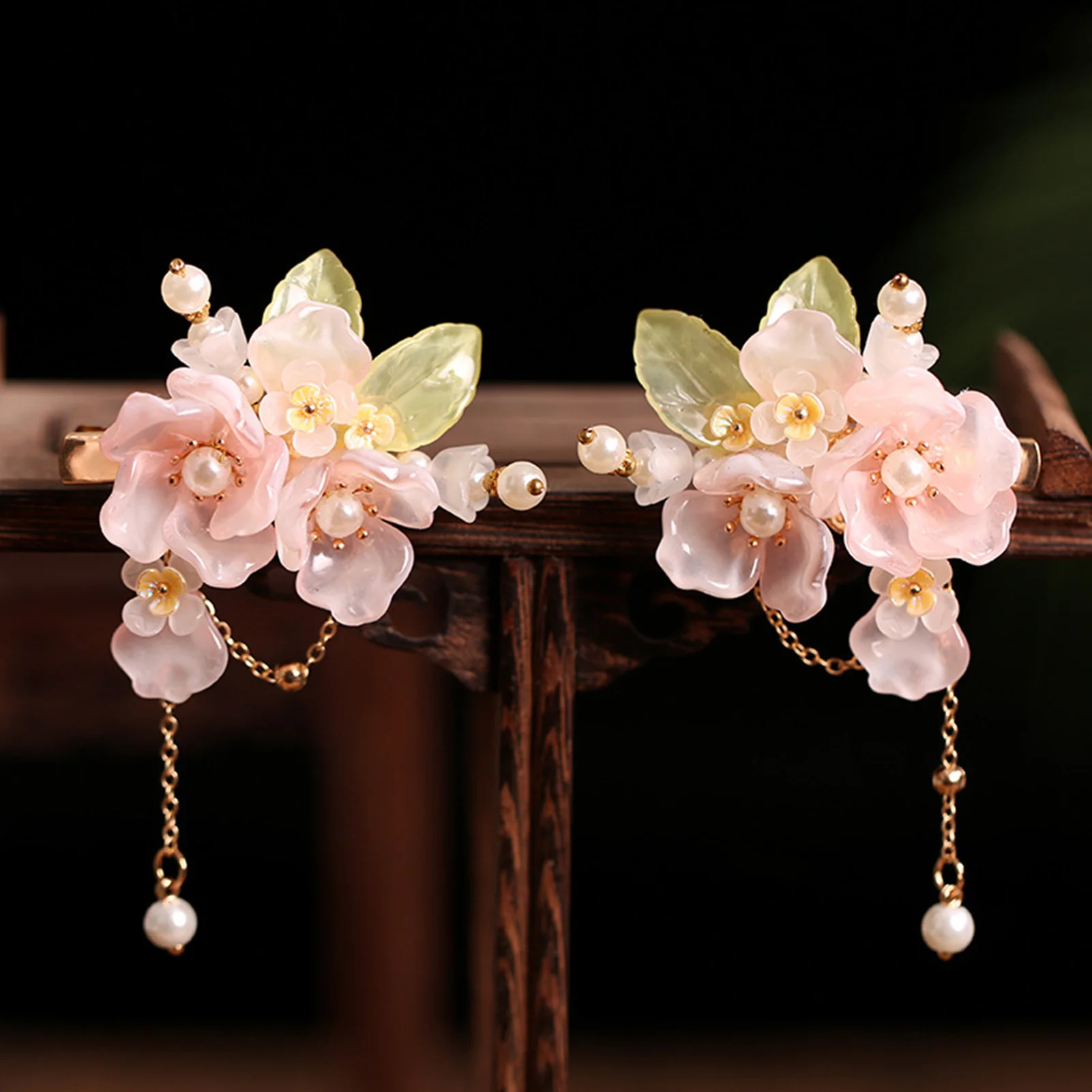 2pcs Chinese Pink Flower Hairpins Side Clips Floral Fringe Jewelry for Women Pearls Chain Pendant Hairclips Girls Headwear
2pcs Chinese Pink Flower Hairpins Side Clips Floral Fringe Jewelry for Women Pearls Chain Pendant Hairclips Girls Headwear