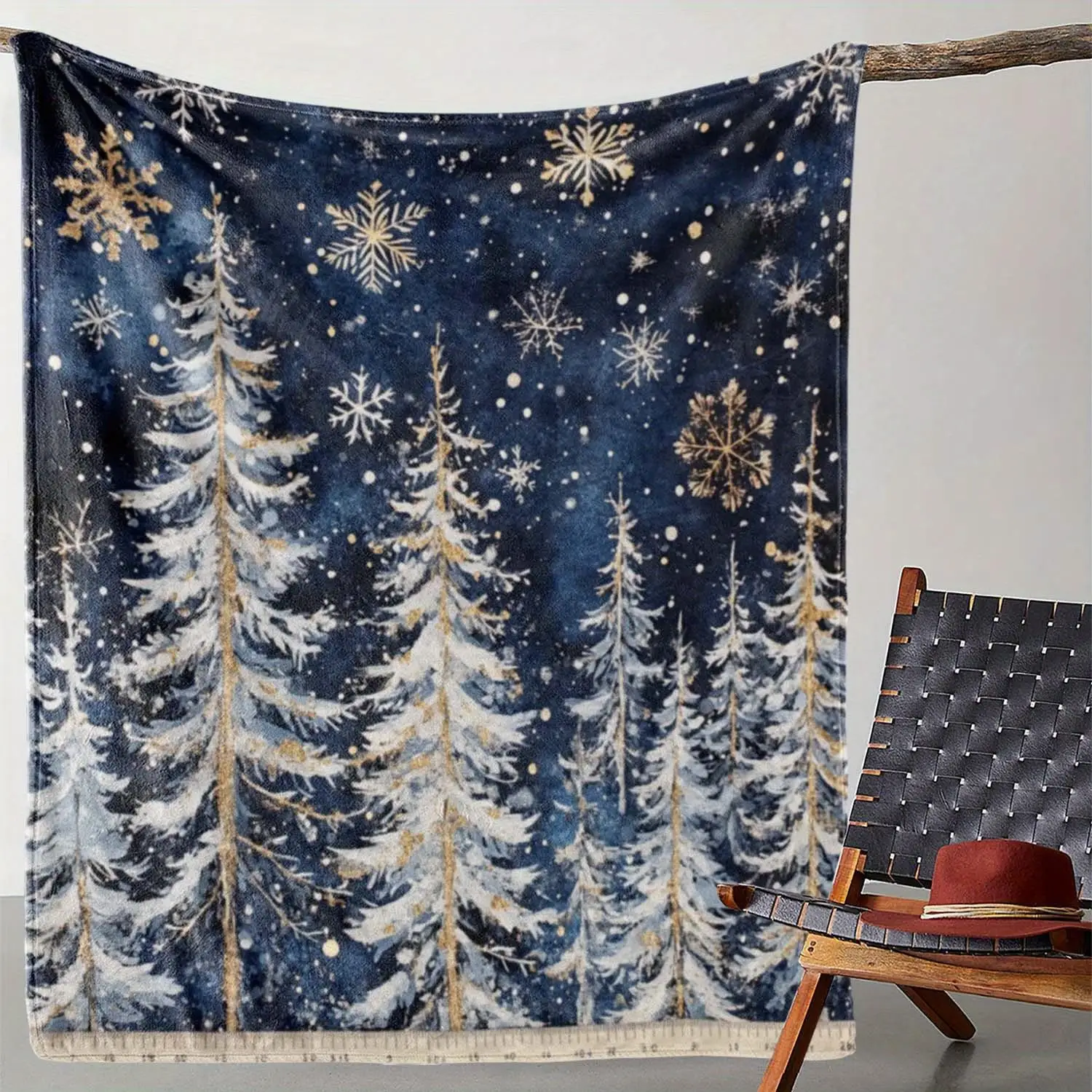 1pc Pine and snowflake patterned blanket, polyester fabric, machine washable, suitable for bedroom and living room décor.
1pc Pine and snowflake patterned blanket, polyester fabric, machine washable, suitable for bedroom and living room décor.