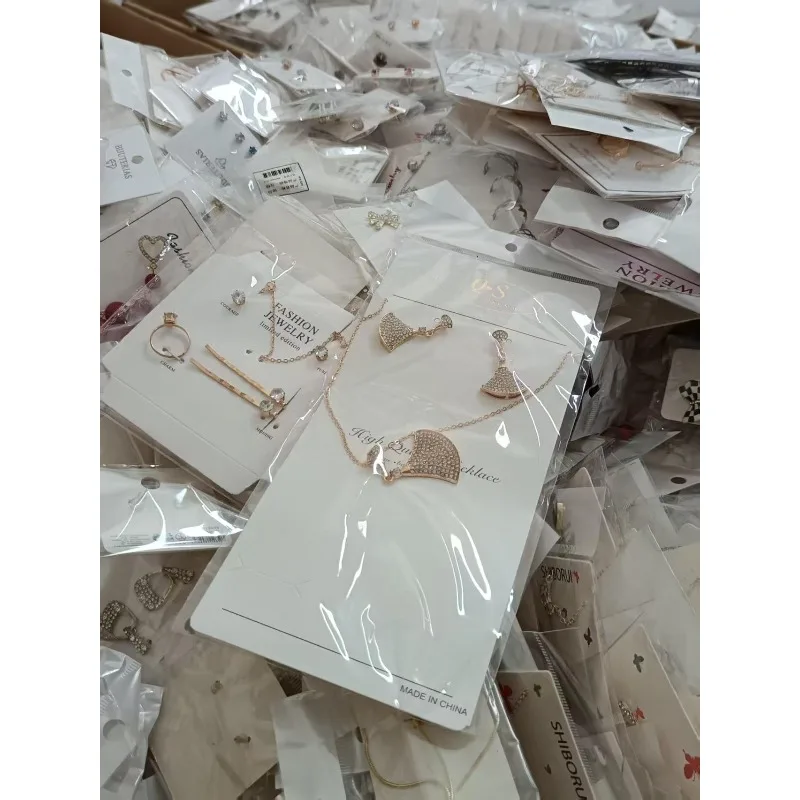 Модные минималистичные серьги-гвоздики и ожерелье с подвеской, комплект крошечных ювелирных изделий из циркона, одинаковый комплект для 1, 10, 30, 50, 100 шт., женский повседневный комплект
Модные минималистичные серьги-гвоздики и ожерелье с подвеской, комплект крошечных ювелирных изделий из циркона, одинаковый комплект для 1, 10, 30, 50, 100 шт., женский повседневный комплект