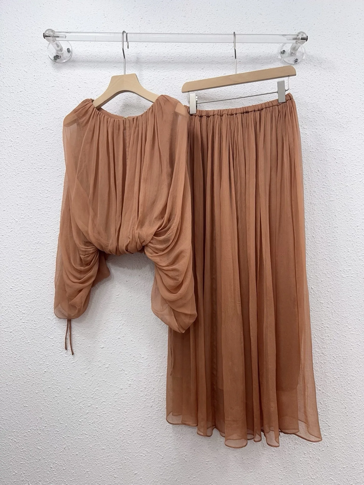 100% Real Silk Elegant Sheer Chiffon Draped Top and Maxi Skirt Set Women Elastic Waist Flowy Vacation Outfit High Quality Solid
100% Real Silk Elegant Sheer Chiffon Draped Top and Maxi Skirt Set Women Elastic Waist Flowy Vacation Outfit High Quality Solid
