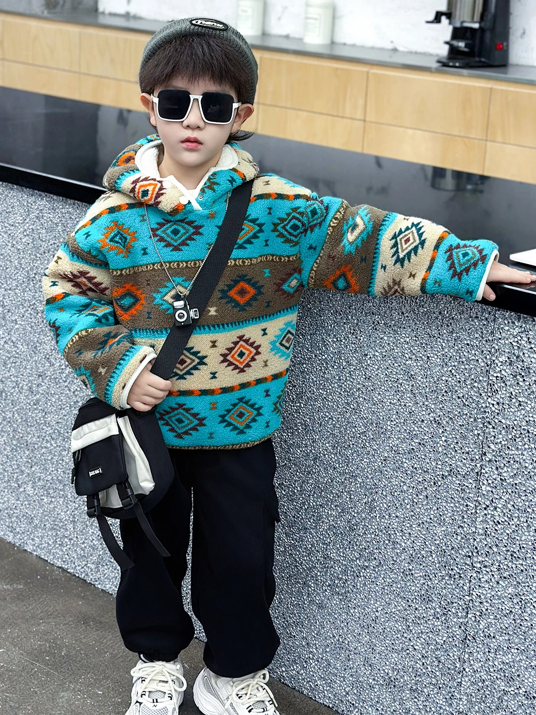 Комплект из утепленного велюрового свитшота и брюк для мальчиков: модный осенне-зимний повседневный спортивный костюм с длинными рукавами и длинными брюками для подростков
Комплект из утепленного велюрового свитшота и брюк для мальчиков: модный осенне-зимний повседневный спортивный костюм с длинными рукавами и длинными брюками для подростков