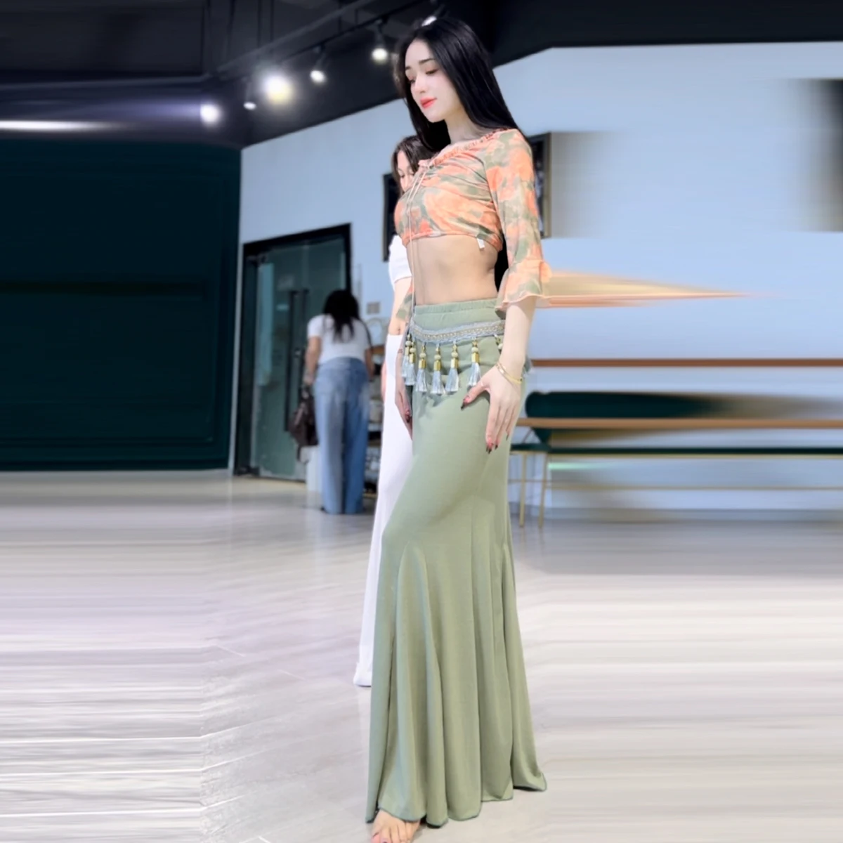 New Belly Dance Clothing Fragmented Flower Flare Sleeve Top+Slim Fit Fishtail Skirt Oriental Dance Professional Performance Set
New Belly Dance Clothing Fragmented Flower Flare Sleeve Top+Slim Fit Fishtail Skirt Oriental Dance Professional Performance Set