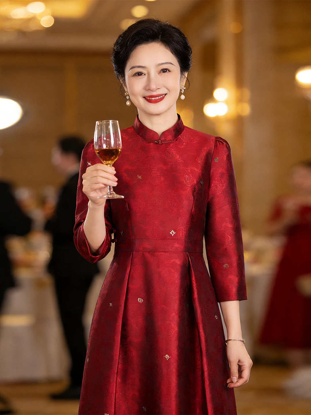 Красное китайское платье-ципао с вышивкой, рукавом 3/4, средней длины, для банкетов, модное традиционное женское платье
Красное китайское платье-ципао с вышивкой, рукавом 3/4, средней длины, для банкетов, модное традиционное женское платье