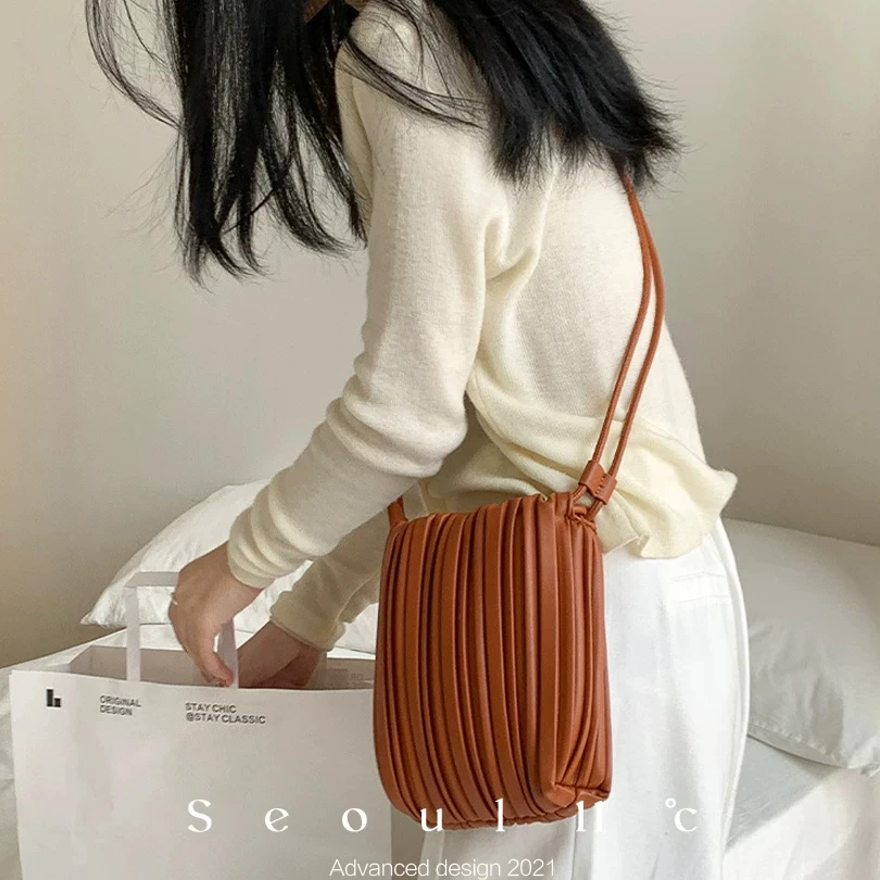 PU Leather Small Square Crossbody Bags for Women 2026 New Fashion Pleated Versatile Phone Shoulder Bag Korean Luxury Handbags
PU Leather Small Square Crossbody Bags for Women 2026 New Fashion Pleated Versatile Phone Shoulder Bag Korean Luxury Handbags